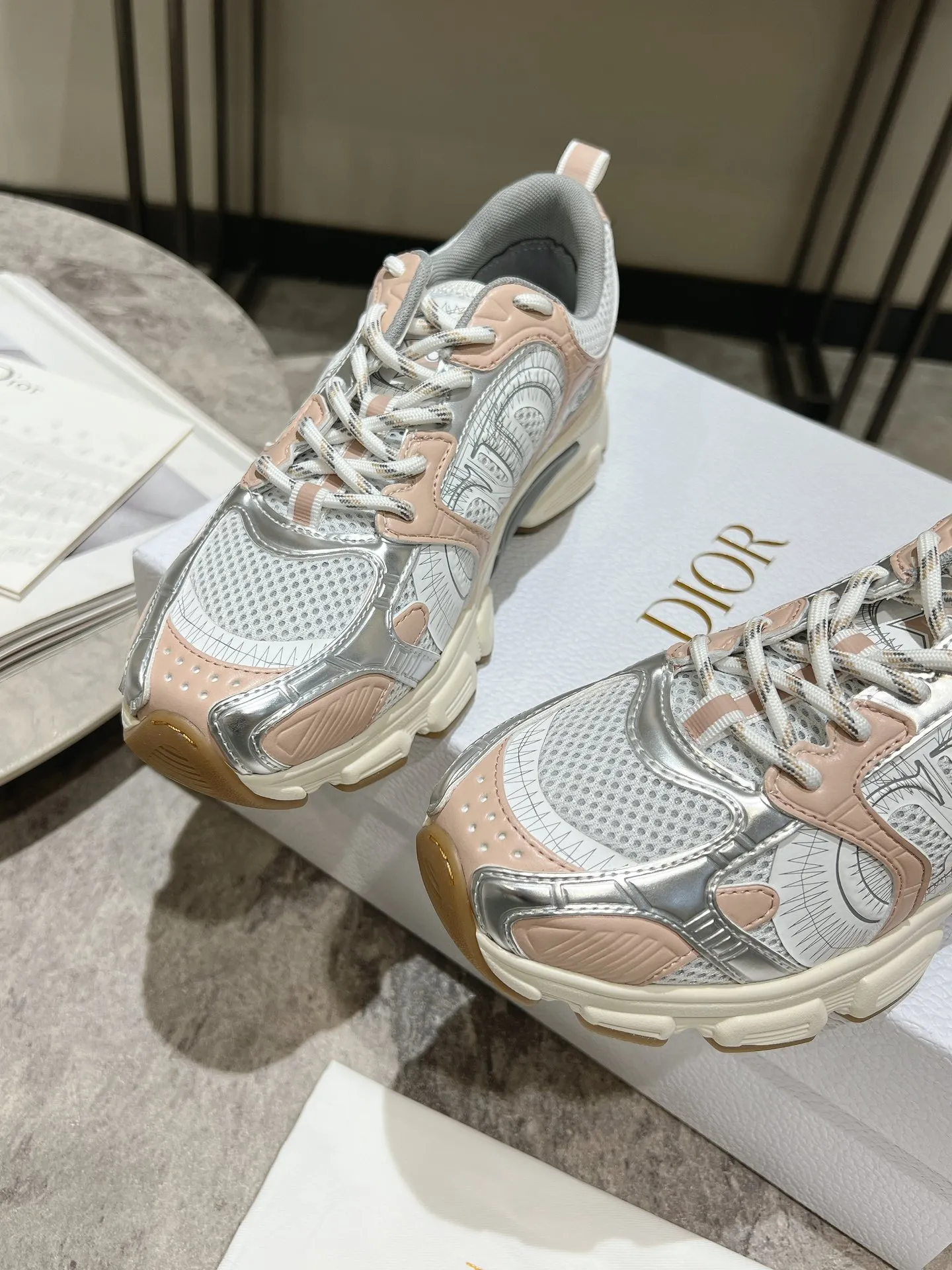 👟👟Ex-factory price 600👟👟 The latest hot model, the star model 2024 main hot product, the newly released Dior Chrono new casual sports shoes, running shoes, dad shoes are really cool, full of futuristic feeling! Really cool! Once again interpreting Dior's concept of cool fashion, the lucky star will bless you with good luck. The new EVA sole is super light and super soft! A perfect replica of the original! Fully matched material and mold! ! Women’s size: 35-39 (40.41 customized)